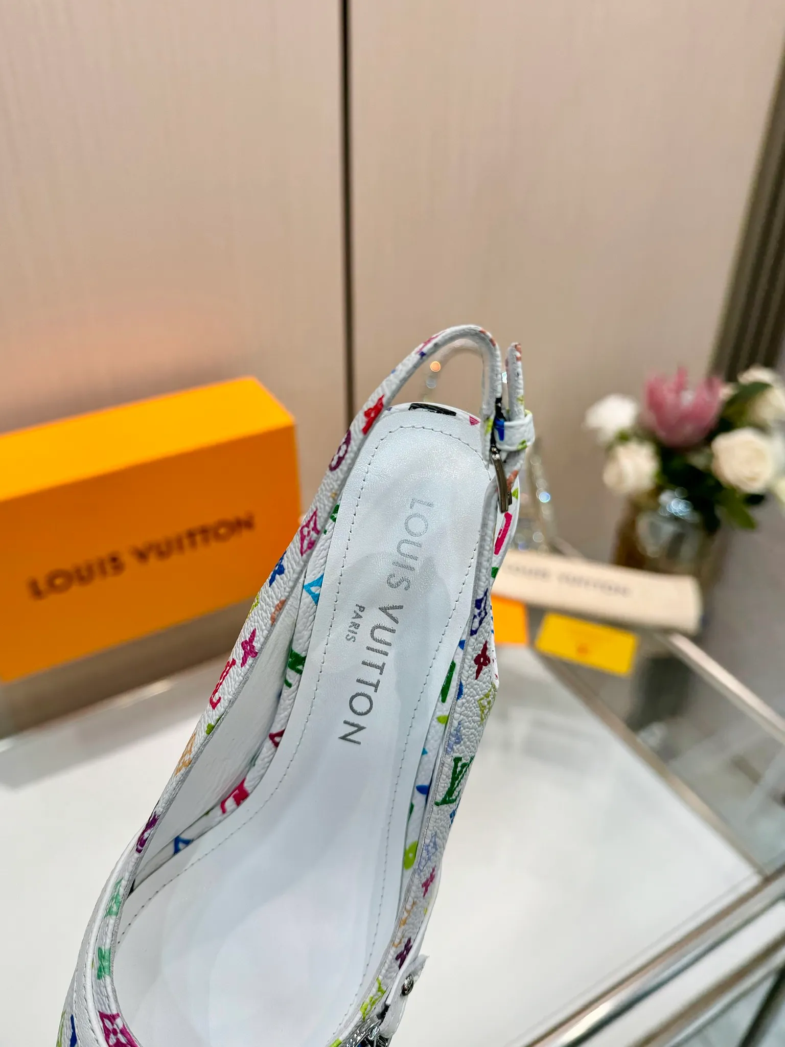 👟👟Ex-factory price 640👟👟Purchase level], Louis Vuitton 2025 official website early spring series! Perfect last shape, new pointed toe🆕, the official website is updated simultaneously. The small pointed toe is matched with a hollow leather strip and a small square buckle to adjust the elasticity. LV hardware "logo" is embellished. It is full of details and a visual feast. 💯It is difficult to conceal the elegant temperament of LV. It is comfortable and easy to wear, and full of femininity. The new original reverse mold last has the ultimate 1:1 shape, exquisite workmanship, and imported high-end fabrics showing exquisite texture! Fabric: Imported lambskin, cow patent leather/Presbyopia/denim. High-quality soft sheepskin lining. Feet: imported goatskin, Italian genuine leather outsole. 5.5 lacquered heels. Number of yards: 34-41 (34.40, 41, customization is non-returnable and non-exchangeable)